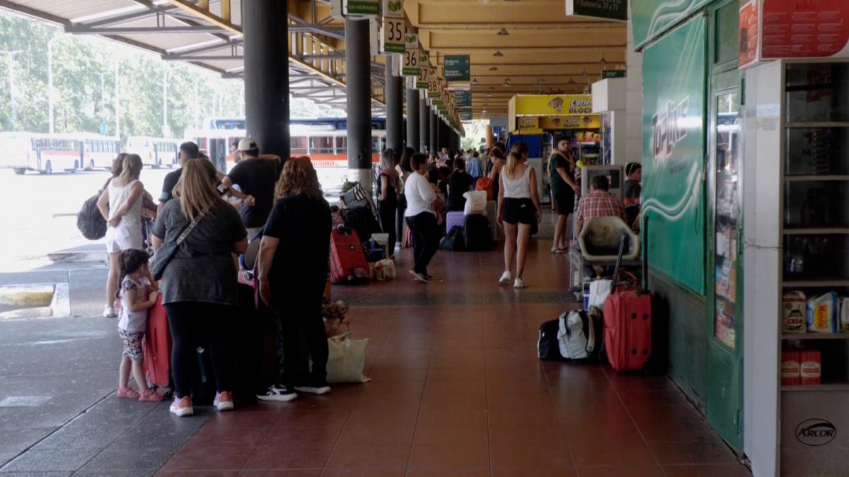 Recambio turístico: cientos de viajeros coparon la Terminal de Ómnibus