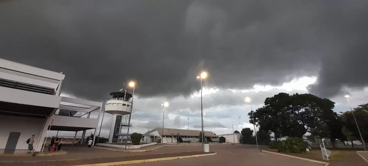 BENJAMÍN MATIENZO. El aeropuerto, ayer antes de la tormenta. FOTO DE DIEGO ARÁOZ
