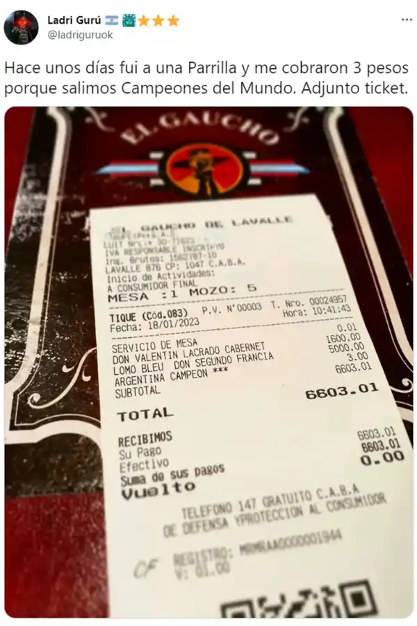 El ticket de una parrilla que se volvió viral por cobrar un recargo por “Argentina campeón del mundo”