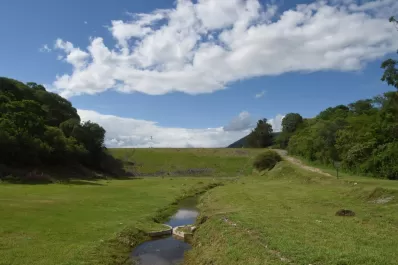 Vecinos de un área baja de El Cadillal temen por sus casas ante una posible inundación