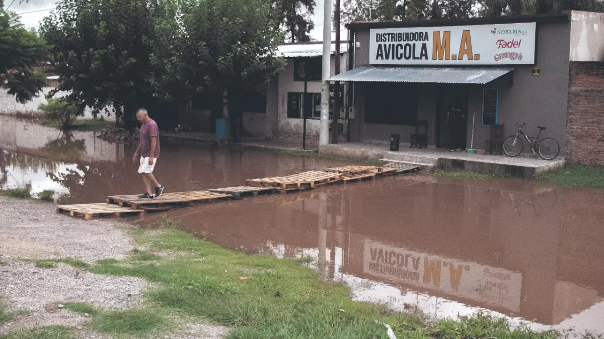 Vecinos inundados por una obra inconclusa