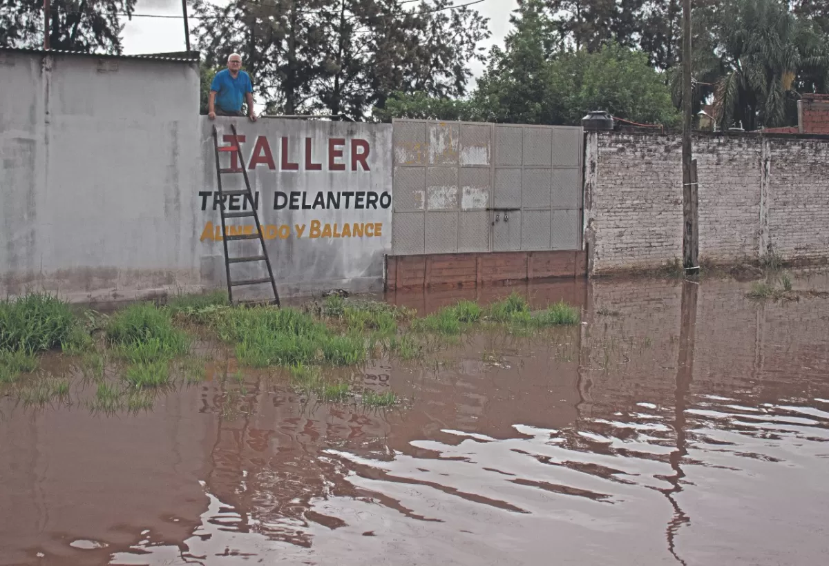 Vecinos inundados por una obra inconclusa