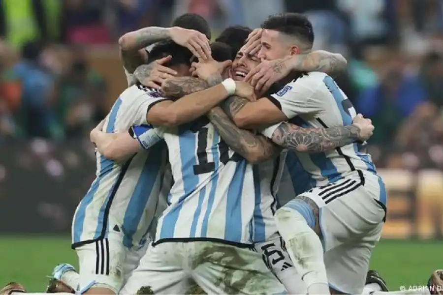 El emocionante abrazo luego del penal de Montiel.