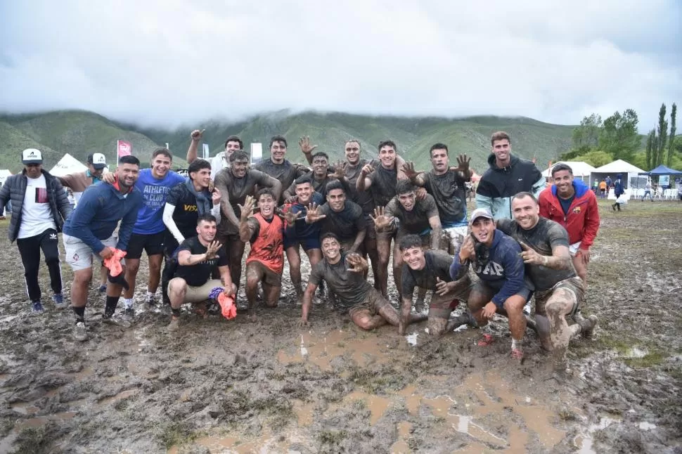 PARA LA FOTO. El stand de LA GACETA contó con regalos para los socios del Club LG.