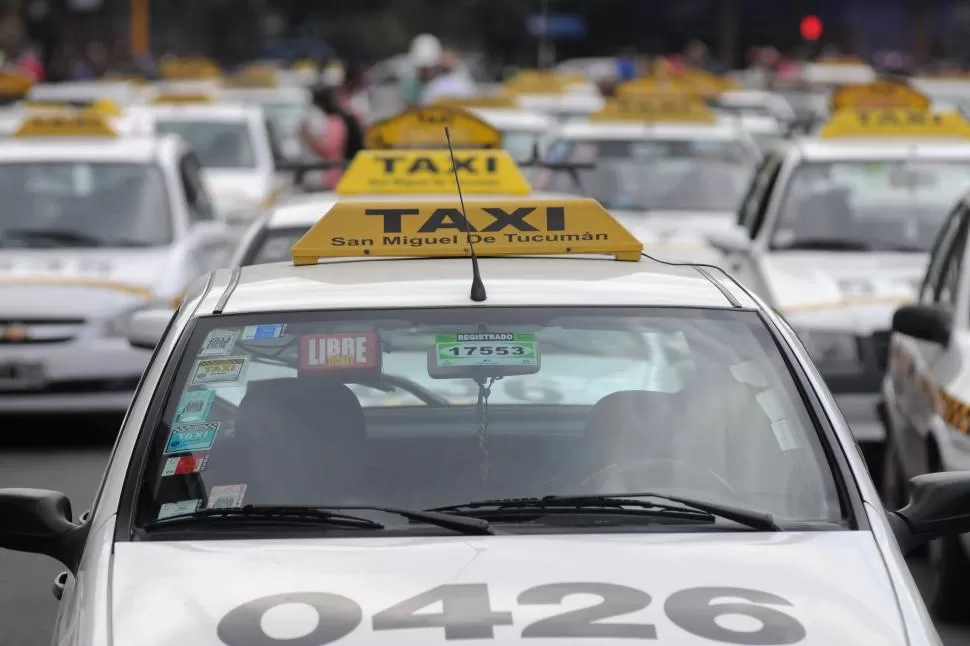 CRISIS. Los taxistas reclaman que los ilegales no pagan impuestos ni aseguran al pasajero.  