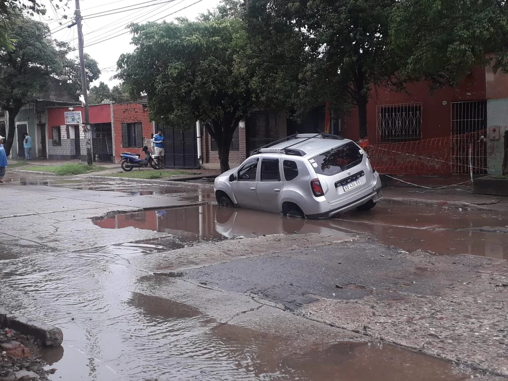 LA GACETA en WhatsApp: una obra sin terminar se traga autos y colectivos en Lastenia