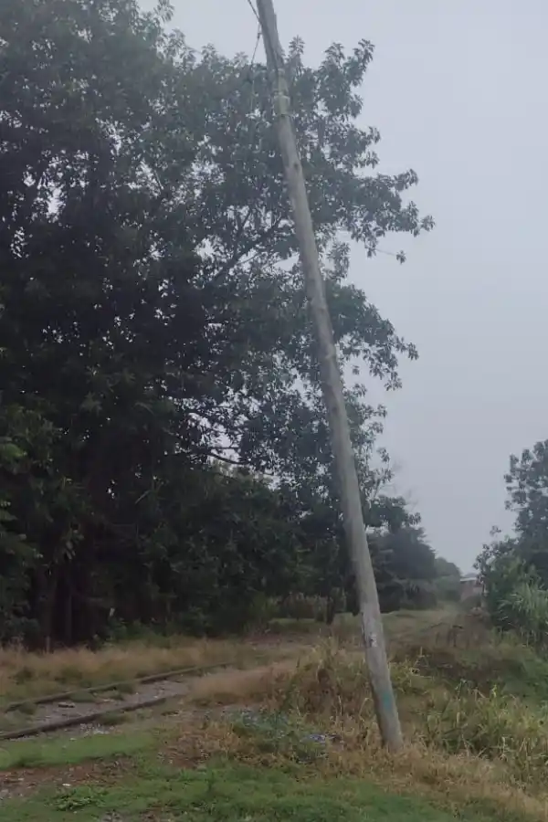 LA GACETA en WhatsApp: una obra sin terminar se traga autos y colectivos en Lastenia