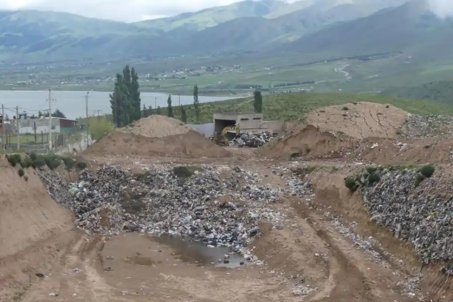 MONTAÑAS DE RESIDUOS. La basura se acumula cerca de las casas, y los vecinos aseguran que el hedor y las moscas tornan insoportable el día a día.