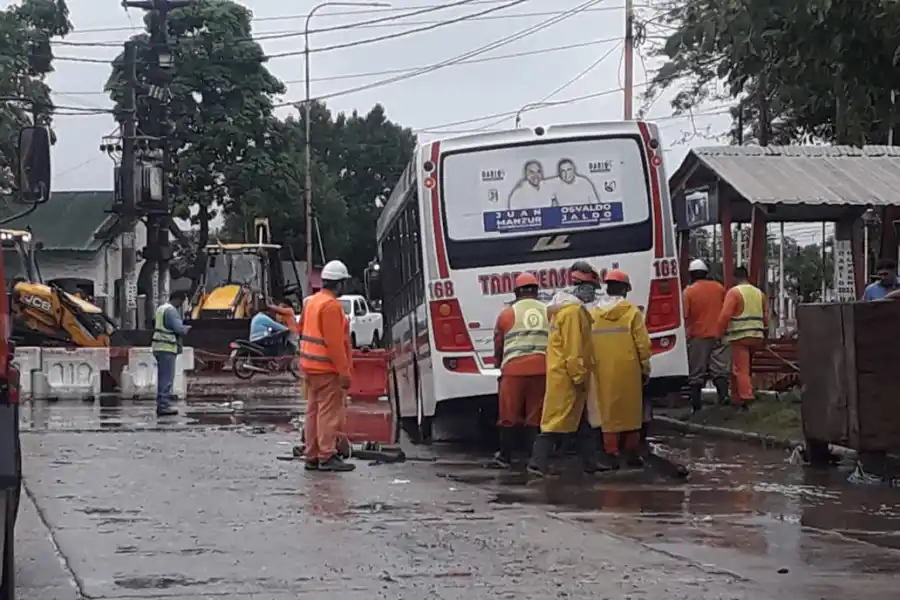 LA GACETA en WhatsApp: una obra sin terminar se traga autos y colectivos en Lastenia