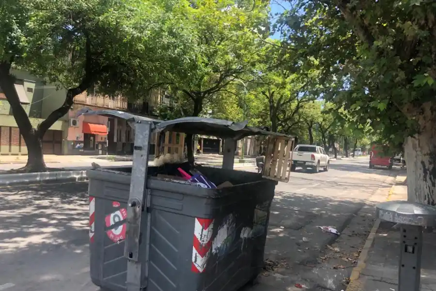 LA GACETA en WhatsApp: una obra sin terminar se traga autos y colectivos en Lastenia