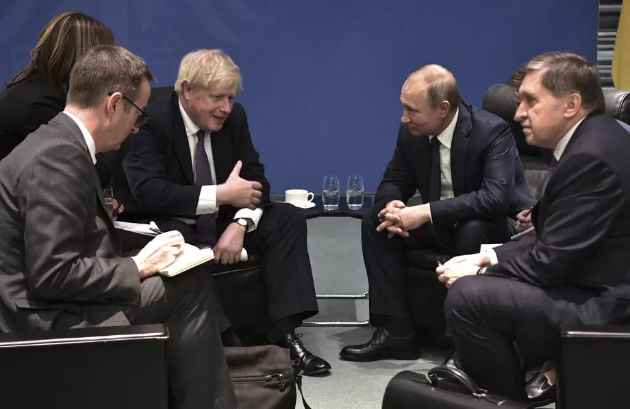 BERLÍN, 2020. El entonces primer ministro británico, Boris Johnson, junto al presidente ruso, Vladimir Putin. reuters