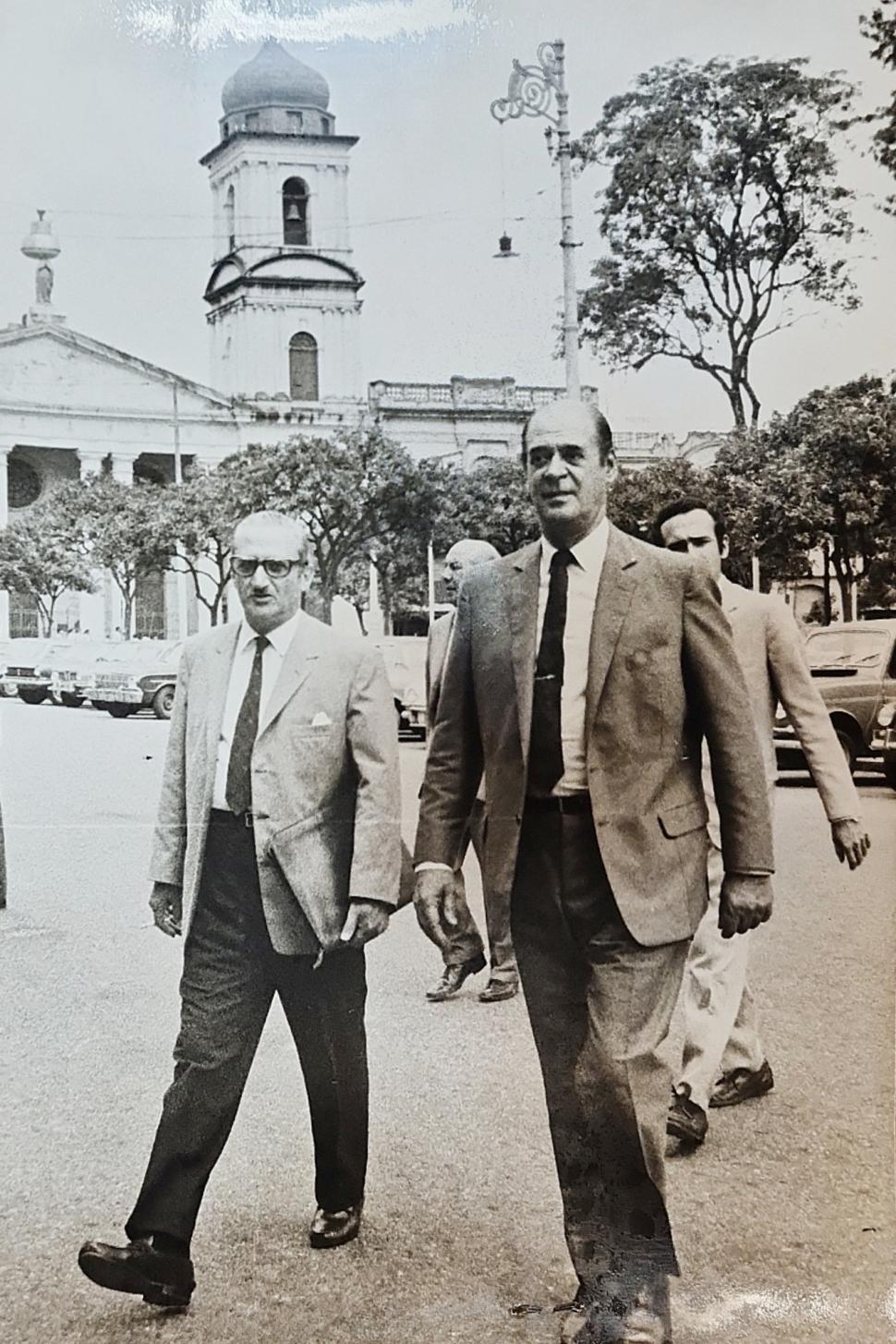 EN 1971. Sandrini, con la catedral a su espalda, cruza la calle Laprida con rumbo a la Casa de la Cultura en calle San Martin. 