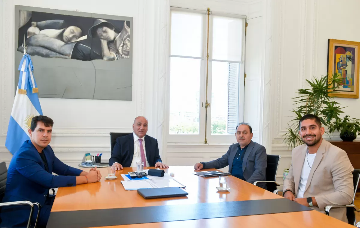 UN ESPACIO CERCANO AL JEFE DE GABINETE. Jorge Leal y su hijo y homónimo, junto a Juan Manzur, en una visita a la Casa Rosada realizada en diciembre pasado. 
