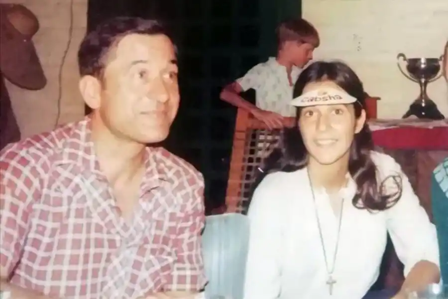 FESTEJANDO. En la foto, Paty junto a Sergio Bossini, en el cumpleaños 20 de la joven, en febrero de 1981. Un mes después perdería la vida en el cerro. 