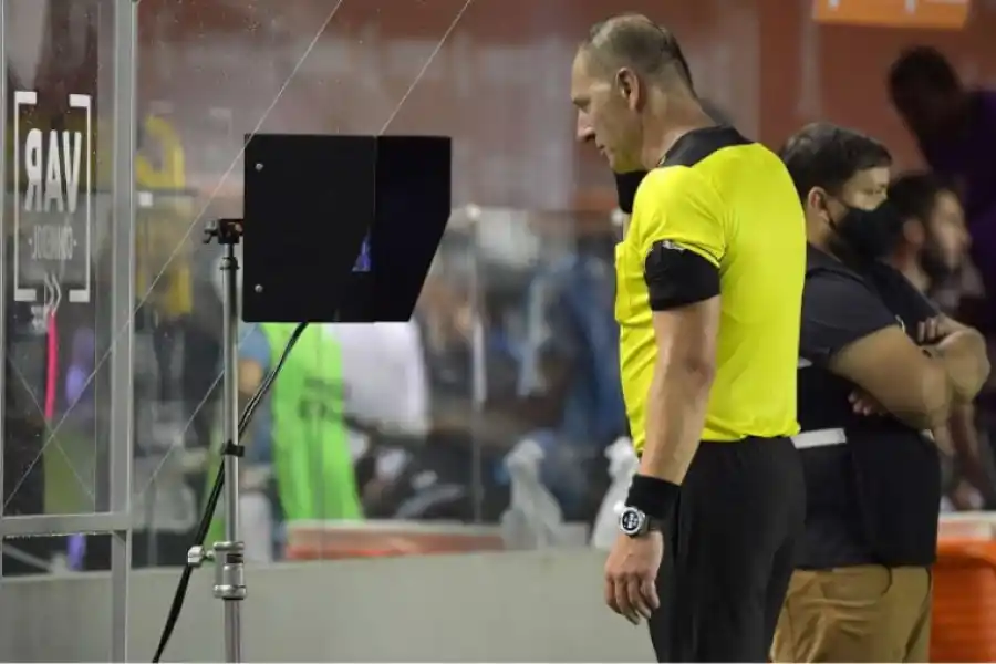 El árbitro deberá comunicar los 