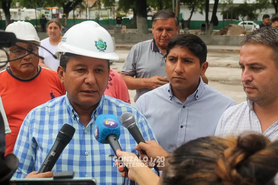 ELECCIONES 2023. El intendente bandeño Darío Monteros brinda una rueda de prensa, acompañado de su hijo, el legislador Gonzalo Monteros. Foto de Facebook Gonzalo Monteros