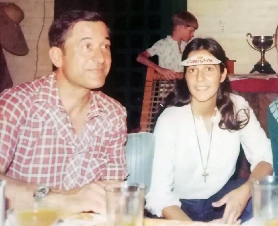 FESTEJANDO. En la foto, Paty junto a Sergio Bossini, en el cumpleaños 20 de la joven, en febrero de 1981. Un mes después perdería la vida en el cerro. 