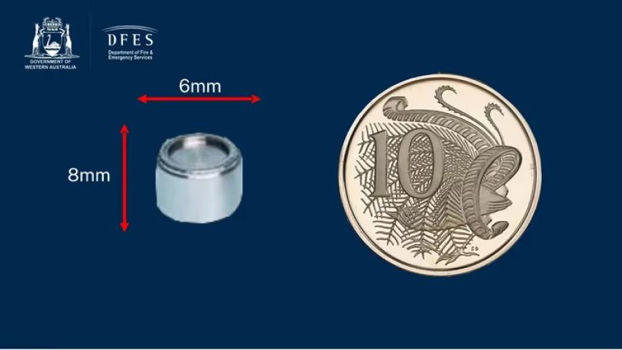 El tamaño de la cápsula comparado con una moneda.