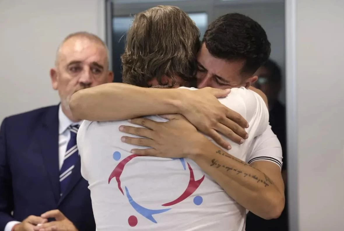 Papá y abuelo de Lucio Dupuy se abrazaron después del veredicto