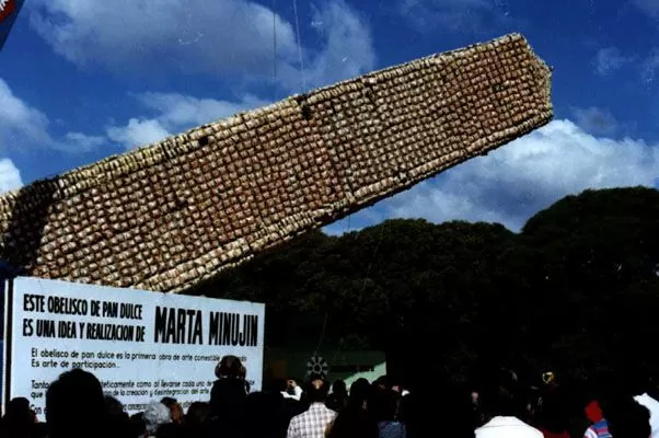 “EL OBELISCO DE PAN DULCE”. Más de 30 metros de altura tenía la obra en 1979.  