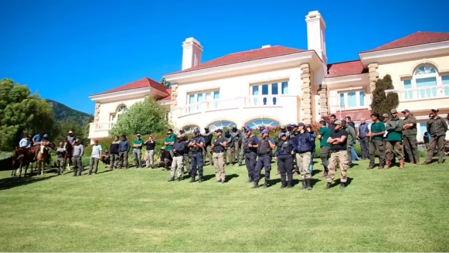 Juan Grabois y militantes del MTE acamparon frente a la puerta de la estancia de Joe Lewis a fines de diciembre pasado.