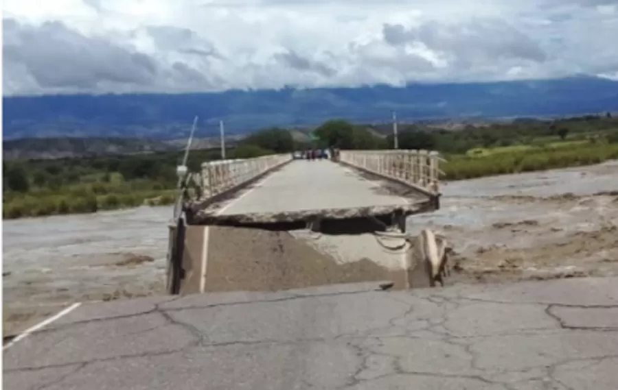 Video: por la crecida del río, se derrumbó parte del Puente de Quilmes