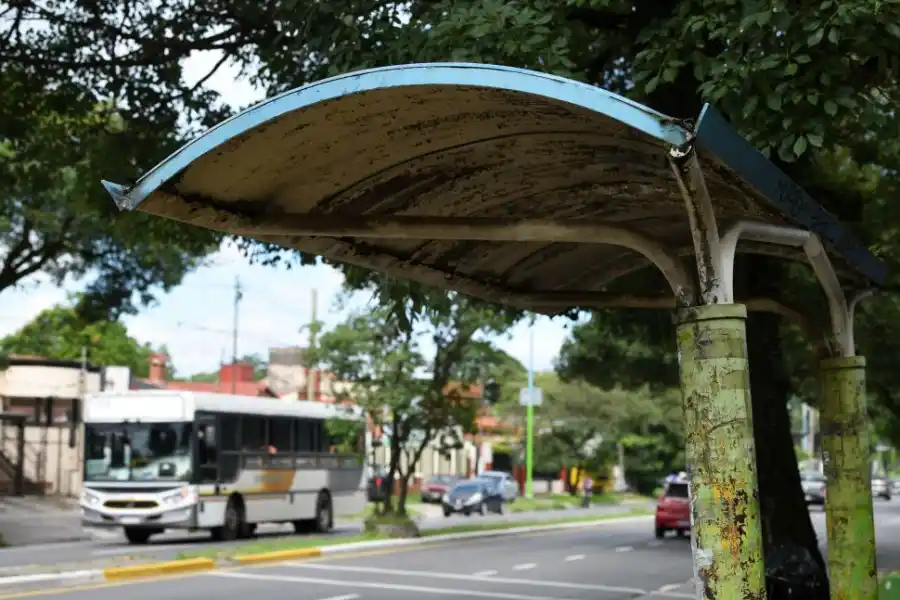 DETERIORADO. Este refugio de Mate de Luna al 2.800 muestra el efecto que tuvo sobre su estructura el clima, el paso de los años y el vandalismo. 