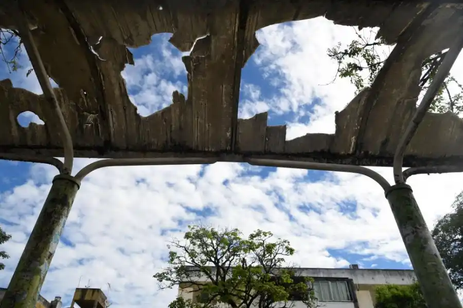 ESPERAR EL COLECTIVO A “CIELO ABIERTO”. Los daños en la parada de Roca al 2.600 son graves. 