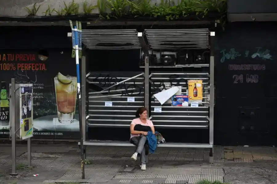 CARTELES Y PINTADAS. Así luce la parada de Mate de Luna al 1.300.