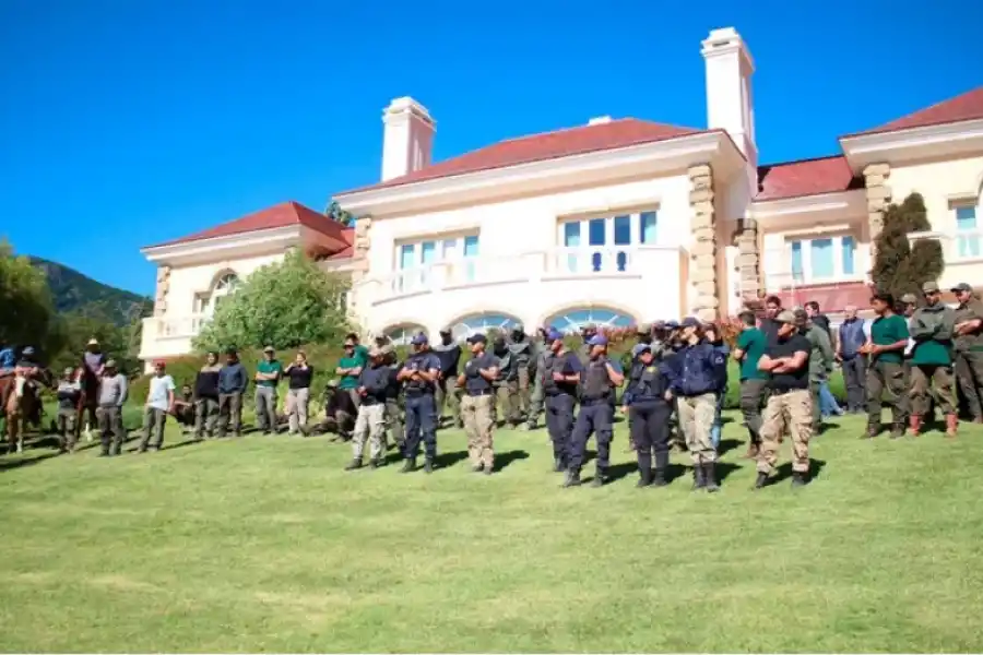 Juan Grabois y militantes del MTE acamparon frente a la puerta de la estancia de Joe Lewis a fines de diciembre pasado.