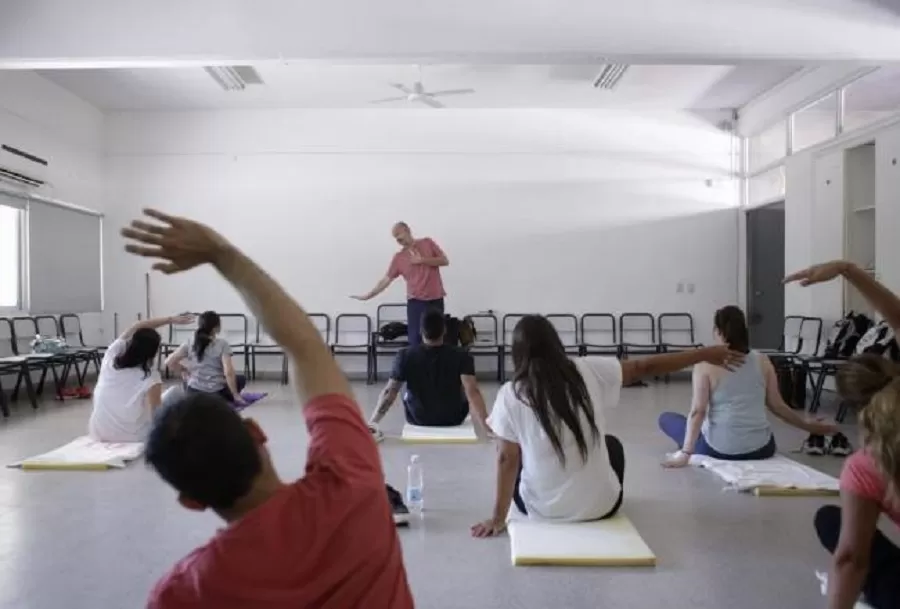 Talleres de verano: muchos niños y jóvenes optan por practicar yoga