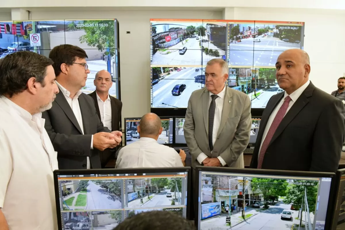 Osvaldo Jaldo y Juan Manzur visitaron el nuevo Centro de Visualización y Monitoreo del 911