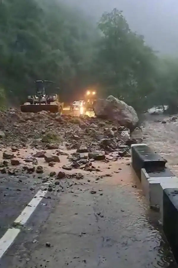 ENORME. La impresionante piedra que cayó sobre la ruta 307 se vio en un video que se hizo viral.