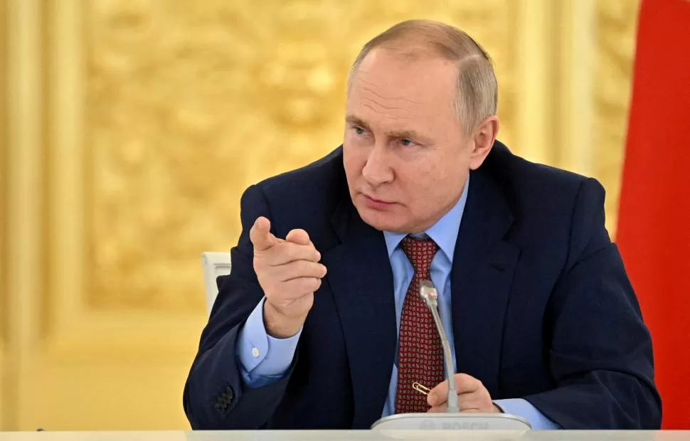 AUTORITARIO. El líder ruso, que el año pasado ordenó invadir Ucrania, habla durante una reunión en el Kremlin. 