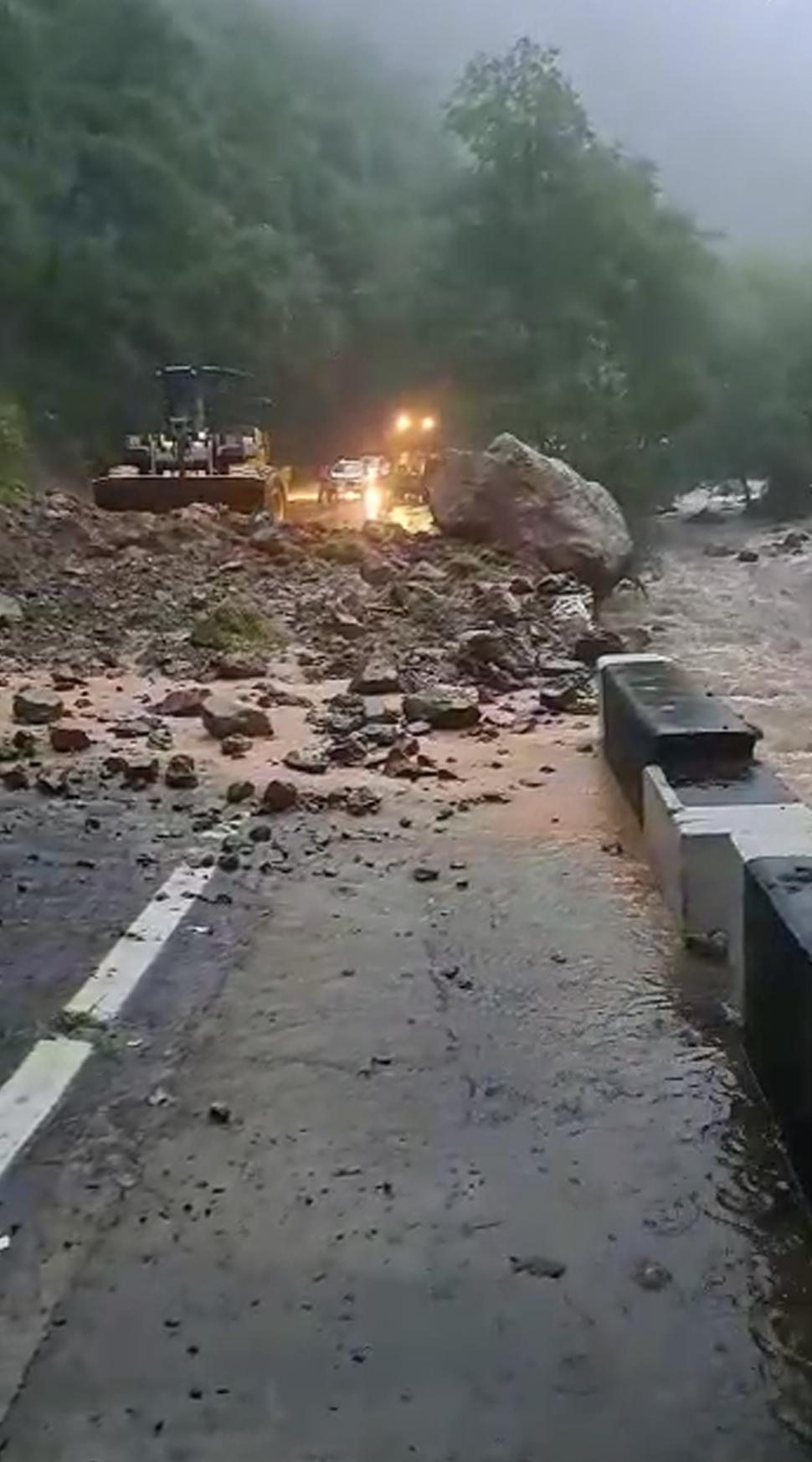 ENORME. La impresionante piedra que cayó sobre la ruta 307 se vio en un video que se hizo viral.