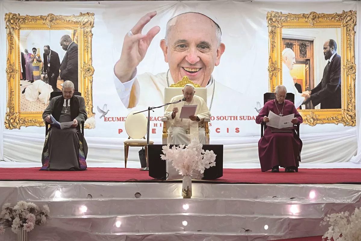 “Debemos ensuciar las manos por la gente”, pidió el Papa en su gira por África