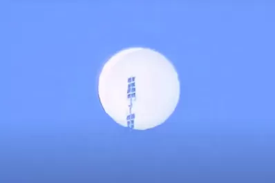 El impactante video del momento exacto en el que Estados Unidos derriba un globo espía chino