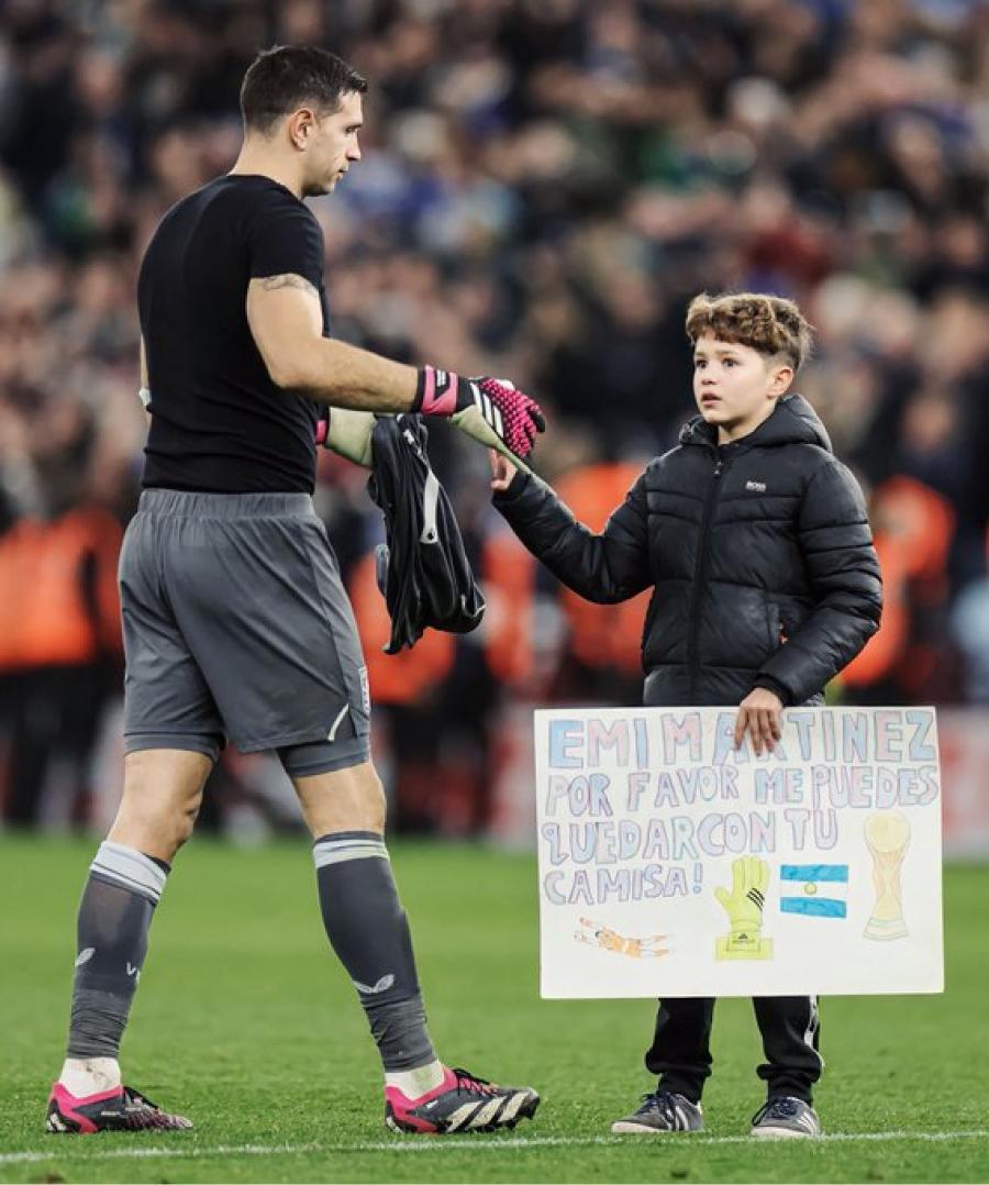 El tierno gesto del Dibu Martínez con un pequeño fan tras la derrota con Aston Villa