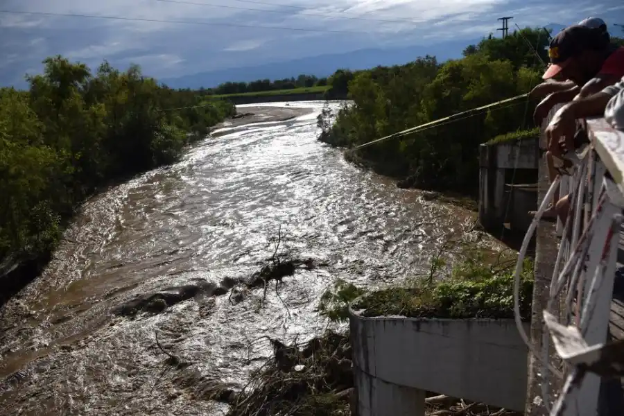 VISTA SUPERIOR. Desde el puente se ven los deshechos atascados. 