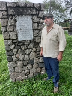 RESGUARDO. El tradicionalista Hernán Perez junto al único recuerdo de la batalla.