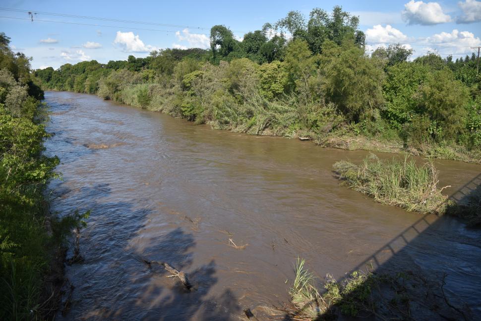 EL CAUCE PARECE AMPLIARSE. La fuerza del agua va socavando lentamente las orillas del río; y ensanchando su lecho natural.