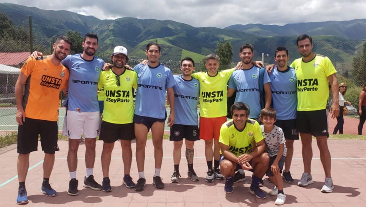 Los jugadores Tafí del Valle A, que fueron finalistas del torneo de voley masculino.