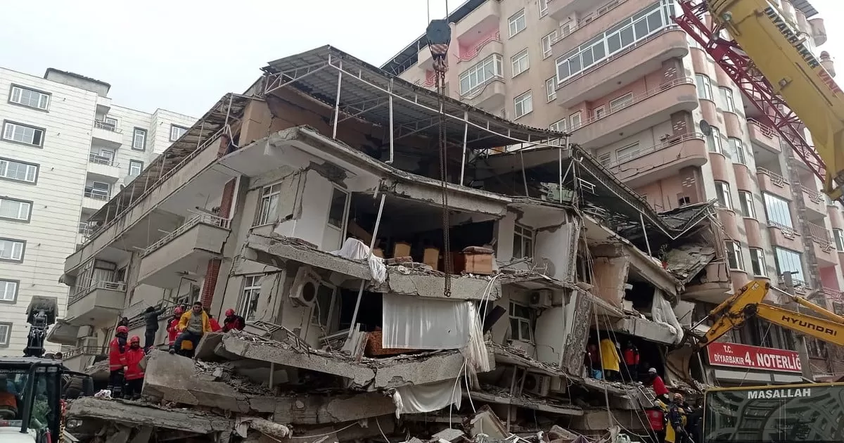 El momento en el que colapsa un edificio en Turquía, tras el terremoto