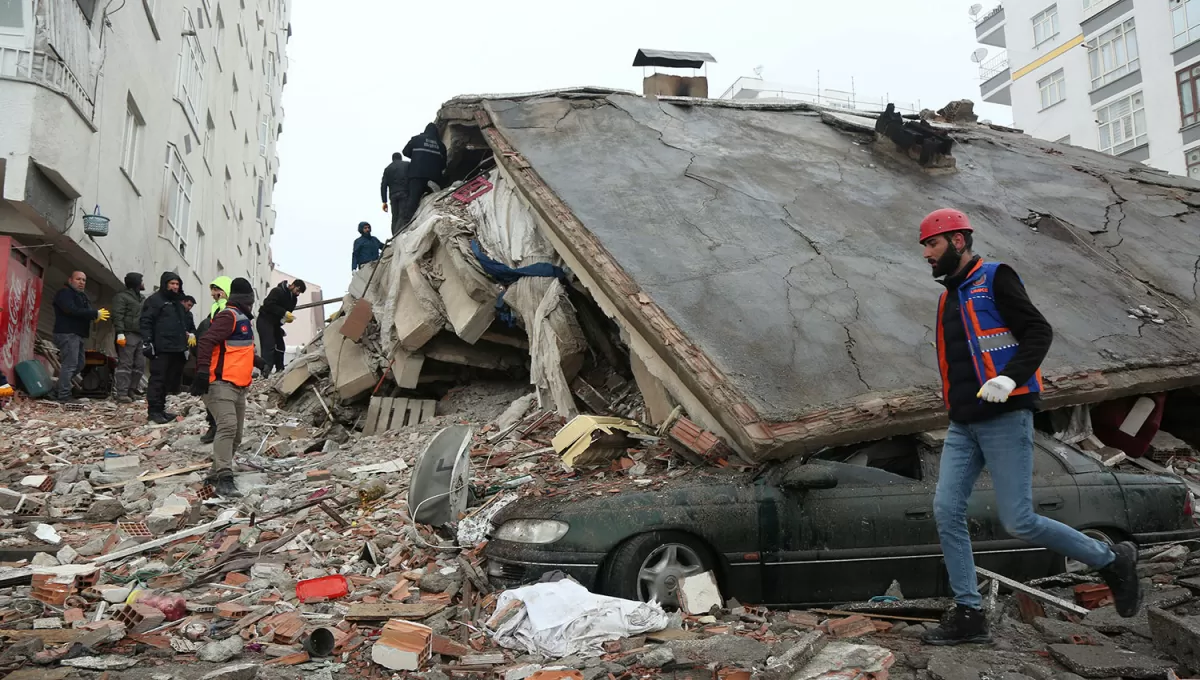 DERRUMBES. En Diyarbakir el sismo derrumbó edificios y se teme que haya muchas personas atrapadas entre los escombros.