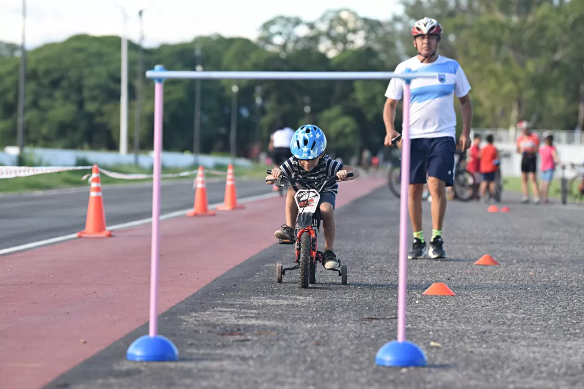 A PEDAL. Los más pequeños dan sus primeras vueltas. 