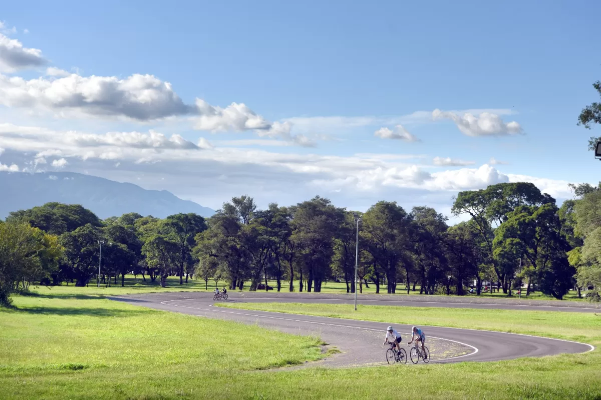 PAISAJE IDEAL. Los ciclistas tucumanos corren en la nueva pista que consta de 1.500 metros de longitud y 6 metros de ancho, convirtiéndose en la primera pista de ciclismo de la provincia. LA GACETA/FOTOS DE JUAN PABLO SÁNCHEZ NOLI 