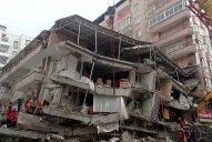El momento en el que colapsa un edificio en Turquía, tras el terremoto