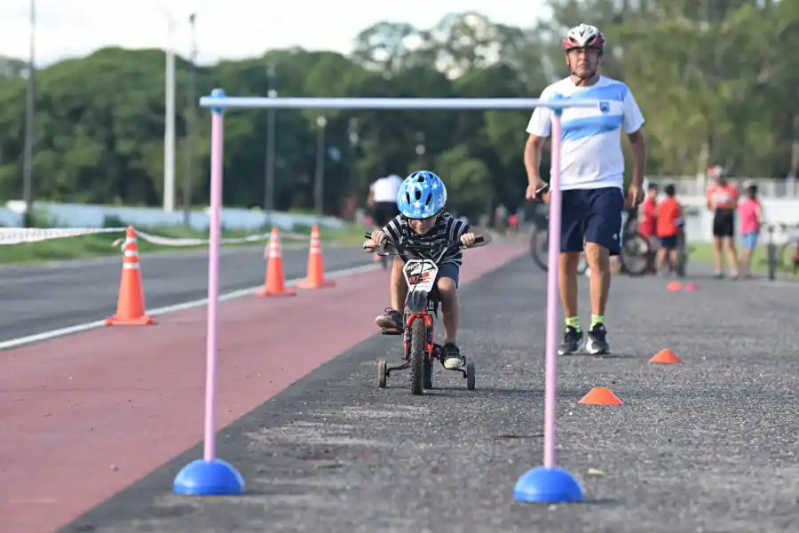 A PEDAL. Los más pequeños dan sus primeras vueltas. 