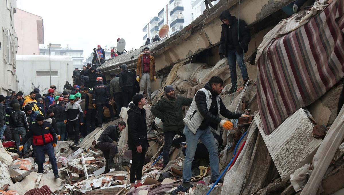 RESCATE. Cientos de personas trabajan en Diyarbakir para la remoción de escombros con la esperanza de encontrar sobrevivientes.