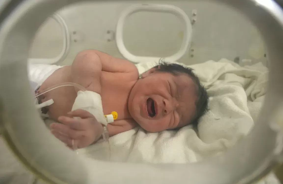 Bebé rescatada entre los escombros en Siria